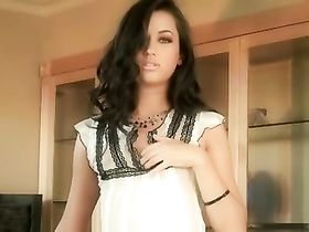 Милая красавица кончает от мастурбации